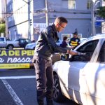 Campanha da Prefeitura de Maringá leva blitze educativas às ruas para reforçar respeito à faixa de pedestres
