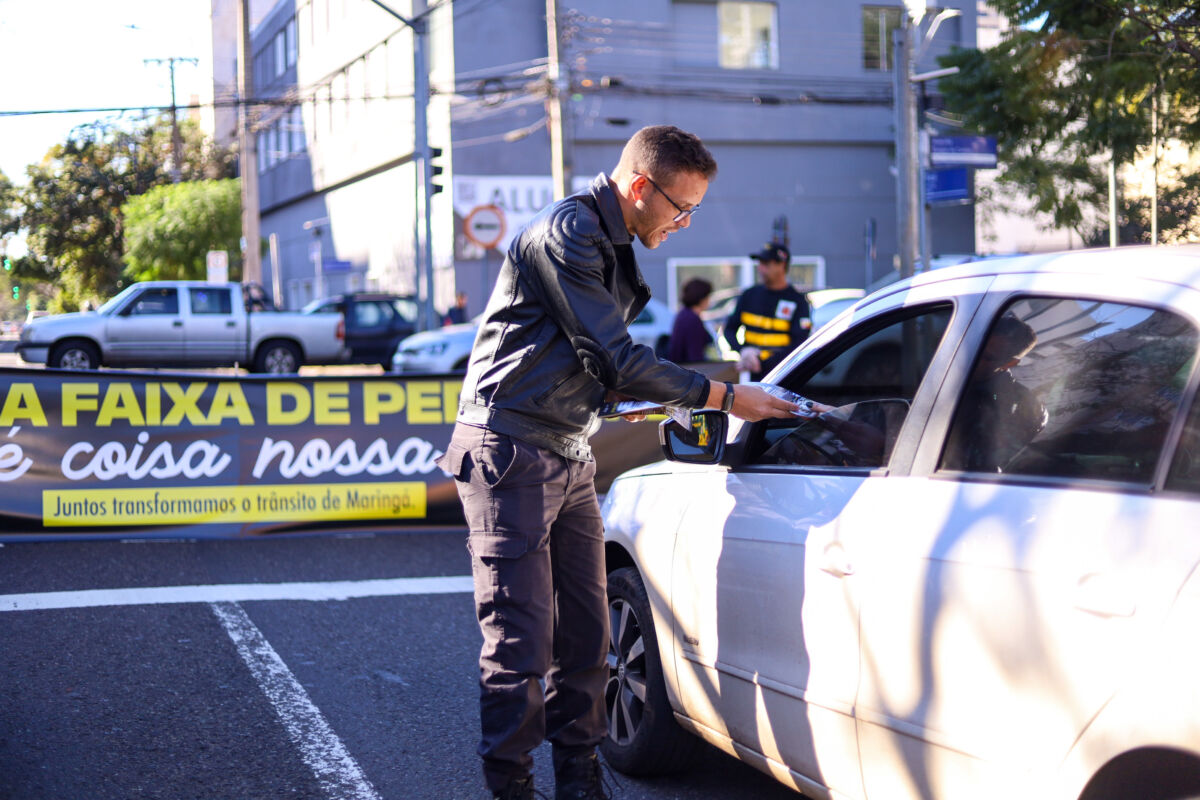 Campanha da Prefeitura de Maringá leva blitze educativas às ruas para reforçar respeito à faixa de pedestres