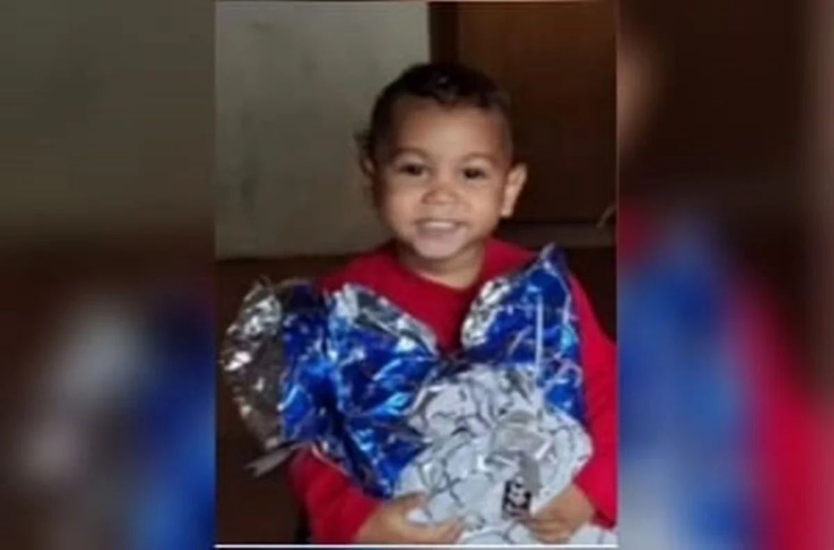 Menino morto pelo pai por não dar "bom dia" teve coração deslocado