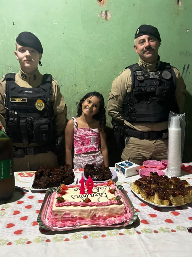 Policiais realizam sonho de criança e vão em festa de aniversário de menina de 10 anos, em Umuarama