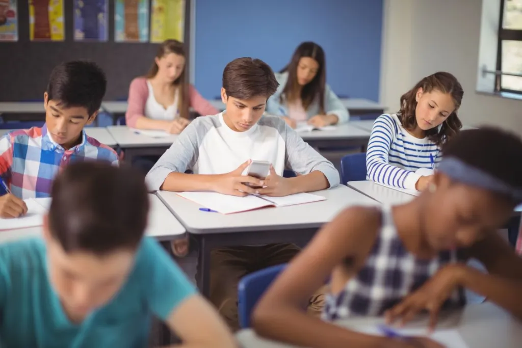 Restrição do uso do celular em sala de aula completa um ano e; o que mudou?