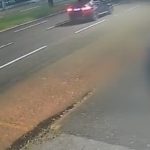 Vídeo flagra homem sendo agredido com pauladas na cabeça em avenida de Maringá