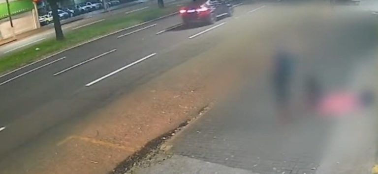 Vídeo flagra homem sendo agredido com pauladas na cabeça em avenida de Maringá