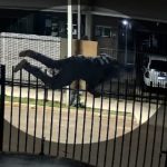 Vídeo mostra homem invadindo residência em Sarandi antes de morrer